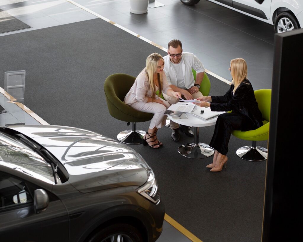 Clienti-in-showroom-acquisto-auto